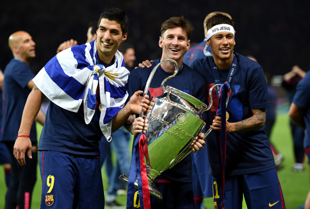 BERLIN, GERMANY - JUNE 06: (L-R) Luis Suarez, Lionel Messi and Neymar of Barcelona celebrate with the trophy after the UEFA Champions League Final between Juventus and FC Barcelona at Olympiastadion on June 6, 2015 in Berlin, Germany. (Photo by Matthias Hangst/Getty Images)