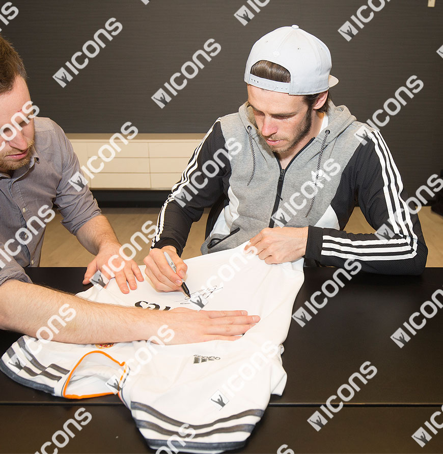 ICGBRMS10-Gareth-Bale-Front-Signed-Real-Madrid-2013-14-Home-Shirt-SIGNING
