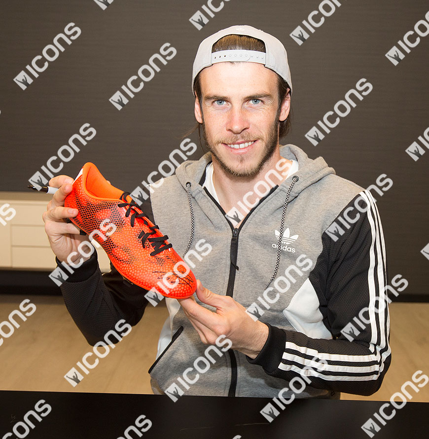 ICGBSB5-Gareth-Bale-Signed-adidas-F50-adizero-FG-RIGHT-HOLDING