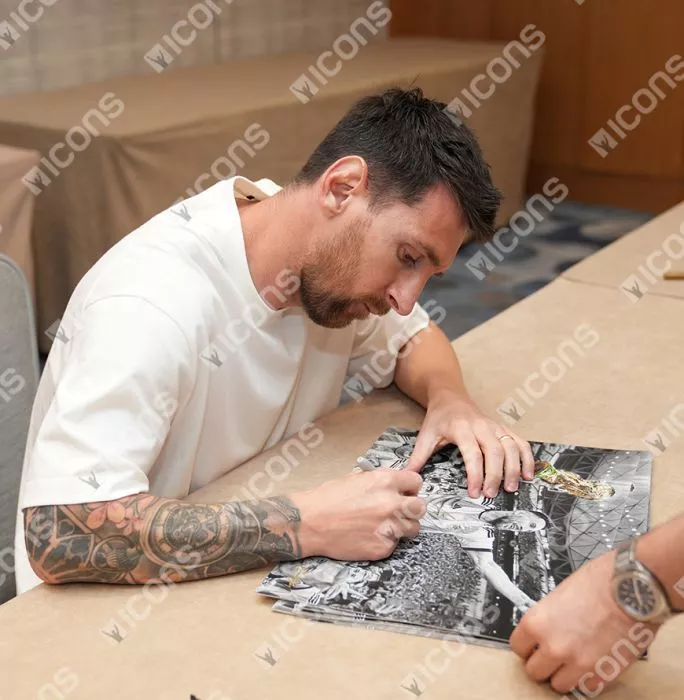 メッシ公式サイン入りトリビュートアートワーク:2022 FIFAワールドカップ Lionel Messi Official Signed Tribute Artwork In Black Wooden