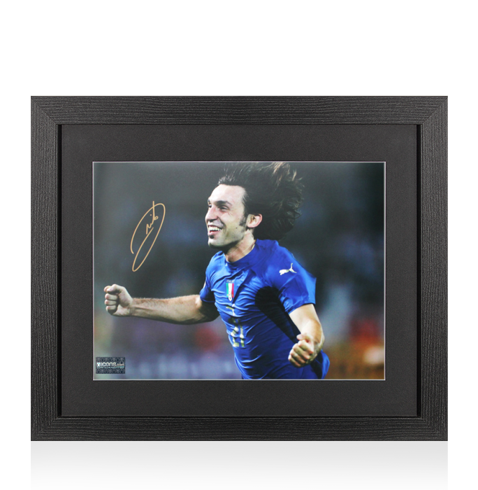 Andrea Pirlo 直筆サイン入り写真パネルBBM刻印　14/30 Andrea Pirlo Signed Italy Photo In Black Wooden Frame: FIFA World