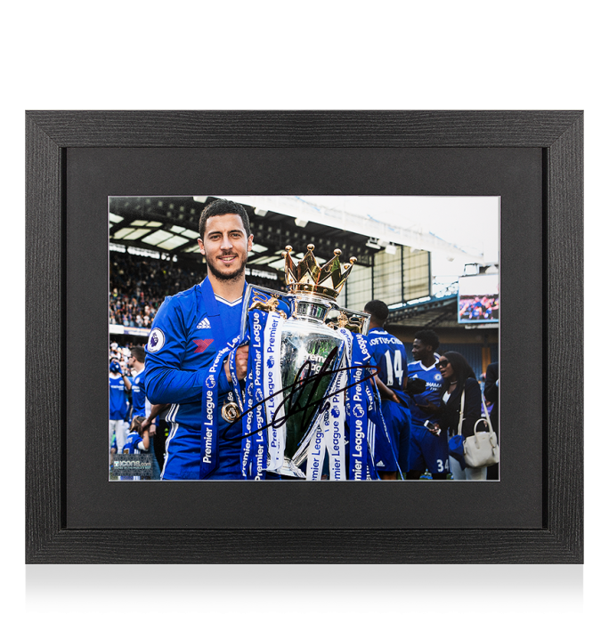 Eden Hazard サイン入りフレーム付き写真 Eden Hazard Signed Chelsea Photo In Black Wooden Frame: 2016-17