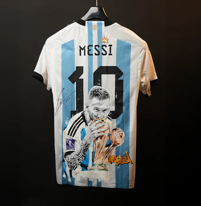 メッシ FIFAワールドカップサインフレーム入りアルゼンチン2022ホームシャツ Lionel Messi Official FIFA World Cup™ 2022 Back Signed and Hero