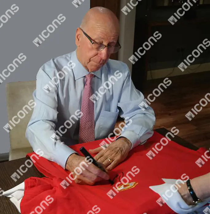 Foto Stampata Con Autografo Di Sir Bobby Charlton – Poster A3 Incorniciato, Regalo Per Appassionati Di Calcio