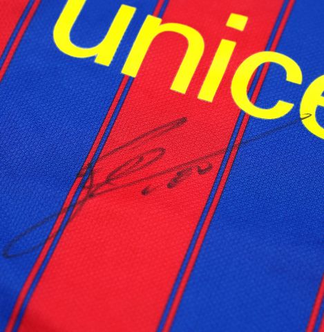 Lionel Messi Official FC Barcelona Front Signed and Framed 2009-10 Home Shirt