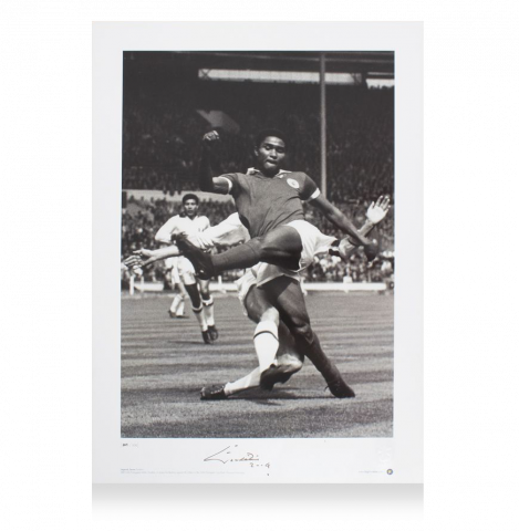 Eusébio Signed Benfica Photo