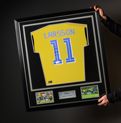 Henrik Larsson Back Signed Sweden Retro Home Shirt In Classic Frame