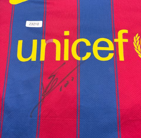 WAREHOUSE SECONDS Lionel Messi Front Signed Barcelona 2009-10 Home Shirt - Grade C