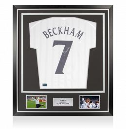2002年　英国 David Beckham 額縁付きフォト UNSIGNED David Beckham England Shirt In Tribute Frame