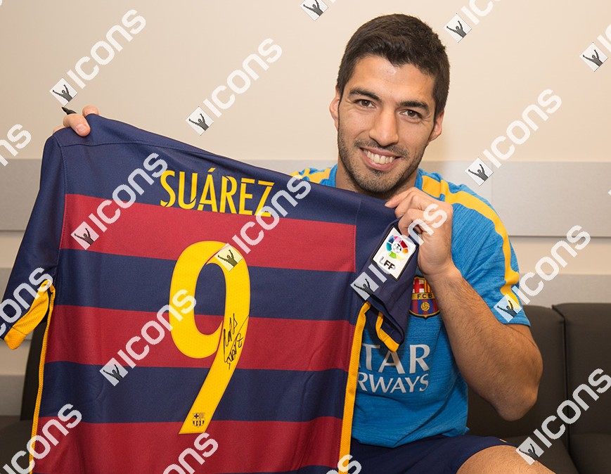 Luis-Suarez-Icons-Signing-Photos-Shirt