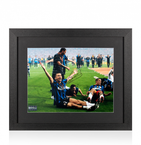 Walter Samuel Autographed Internazionale Photo In Black Wooden Frame: 2010 UEFA Champions League Winner